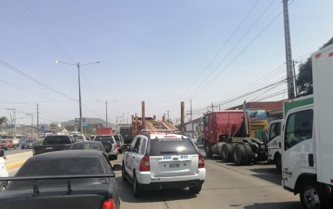 Trancones vehiculares por el cierre de las vías, a causa de la refriega carcelaria.