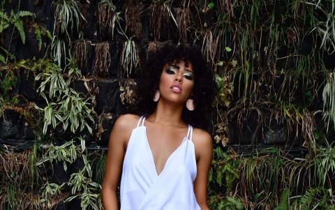 Con los rasgos de su padre, pero 