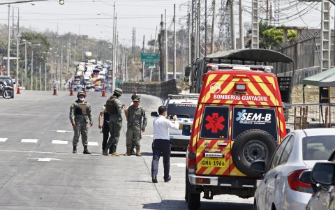 Ambulancias esperaron afuera del centro de privación de libertad.