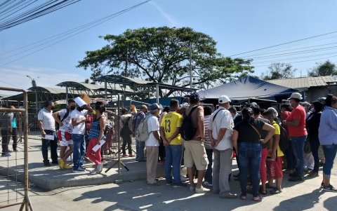 Familiares de los presos en las afueras de la Penitenciaría a la espera de información sobre sus familiares.
