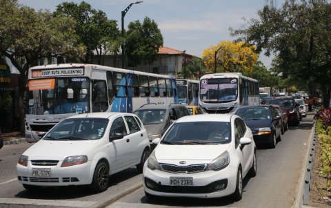 Escena. La avenida Víctor Emilio Estrada un día miércoles por la mañana.
