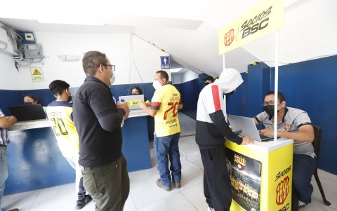 Hasta ayer los hinchas de Barcelona se hicieron socios y adquirieron su boleto para hoy.