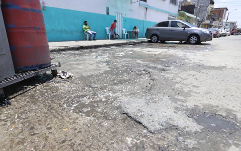 El agua que los informales usan para lavar los automotores se empoza en las veredas y calles formando grietas en la calzada.
