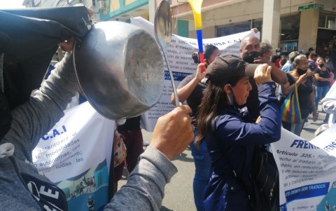 El pasado martes, los comerciantes llegaron con megáfono, ollas y cornetas.