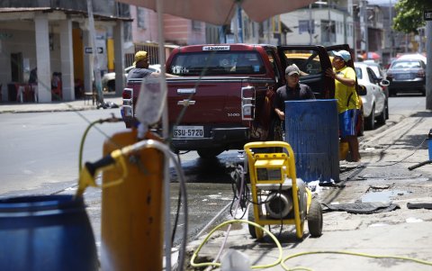 Los lavadores de carros dejan en las veredas y aceras sus implementos de trabajo.