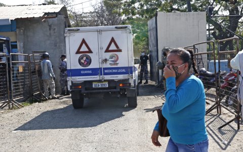 Familiares de los reos en la Penitenciaría de Guayaquil lloran en el exterior del centro, esperando información sobre el estado de sus parientes.