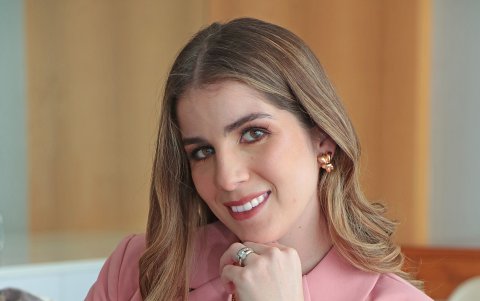 Es la fundadora de una academia digital donde dicta talleres de escritura.