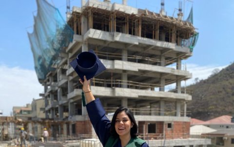 Antonina Romero ya trabajaba en esta obra en los Ceibos meses antes de graduarse de ingeniera civil en la Espol. Instantes después de su incorporación volvió al trabajo vestida como estaba.