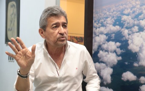 El arquitecto y excatedrático de la Universidad de Guayaquil, Jonás Vinueza, indica que ha dado capacitación gratuita a unos 70 estudiantes, muchos de los cuales se quedaron trabajando con él.