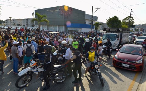 Familiares de ppl cerraron momentáneamente el tránsito en los exteriores de la Policía Judicial