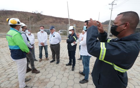 El asambleista Marcos Molina  durante la reunión con personal técnico de Emapag.