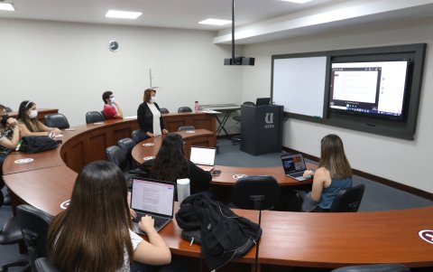 Desde junio pasado los estudiantes de la Universidad de Especialidades Espíritu santo (UEES) acuden a clases presenciales, guardando el aforo permitido y con las medidas de bioseguridad.