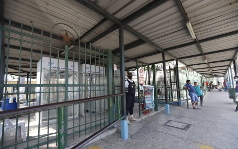 Comerciantes, usuarios y proveedores indicaron que desconocían de las clausuras que se ejecutaron la noche del jueves.