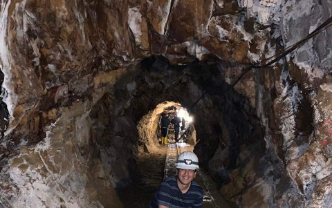 Geovanny Alcívar, en el interior de una mina donde labora.