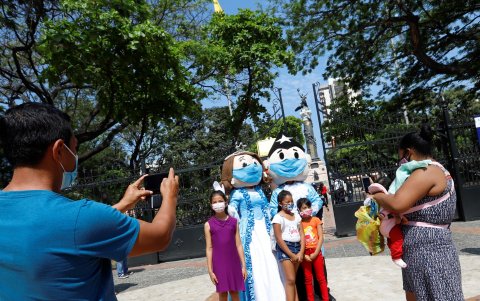 Al pie de la Plaza Centenario, caminaron los personajes guayaquileños Juan y Juanita Pueblo, con quienes se fotografiaron familias enteras. Las familias añoraron los desfiles de años anteriores. Sin embargo, confían en que volverán ya para diciembre. “Habrá desfile navideño en el bulevar”, piensan.