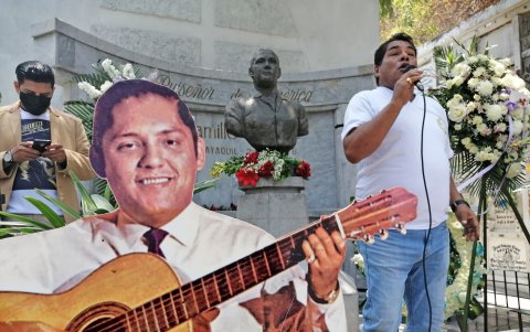Con canciones en vivo, coreando sus melodías y bailando, los seguidores y familiares de Julio Jaramillo recordaron ayer su cumpleaños y el Día del Pasillo Ecuatoriano. Entre los que cantaron al pie de la tumba de JJ estuvo su sobrino, Juan José Jaramillo, como se lo ve en la foto.