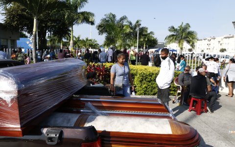 Decenas de parientes de reos han tenido que esperar casi cuatro días sin noticias.