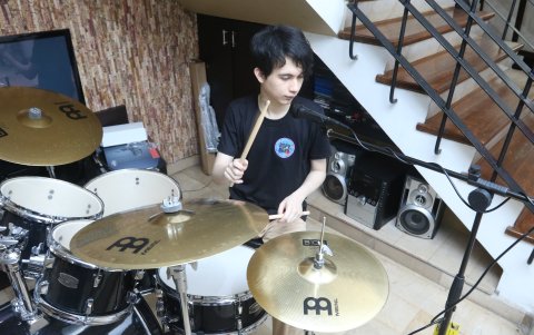 Andrew Lau Andrade el baterista de Aspy Band en un ensayo.