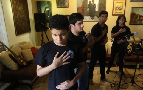 Christian Cabrera Triviño,  Daniel Trujillo Torrestagles,  Xavier Borja González y Ariel Bourne Morán, miembros de Aspy Band hacen terapia de respiración y corporal.