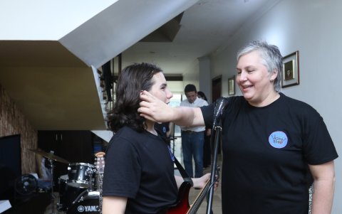 Patricia Bruzzone encomia a su hijo, Juan Diego Navia, vocalista de Aspy Band.