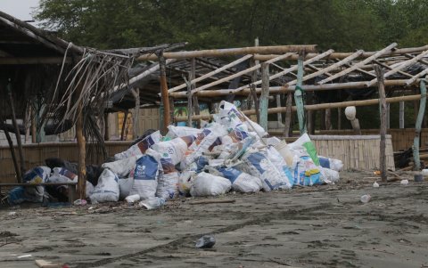Los desperdicios que se recogen son apilados en la playa, donde se evidencia el abandono y olvido al turismo de esa parte de la Isla.