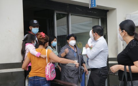 Un grupo de padres que preguntan si ya llegaron las vacunas para los niños al dispensario del MSP.