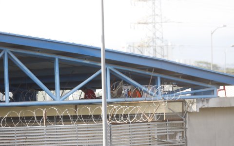 Relajamiento. Internos de la cárcel Regional revisando sus celulares ayer.