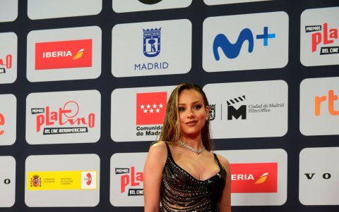 La actriz lució un vestido de Versace y joyas Bvlgari.