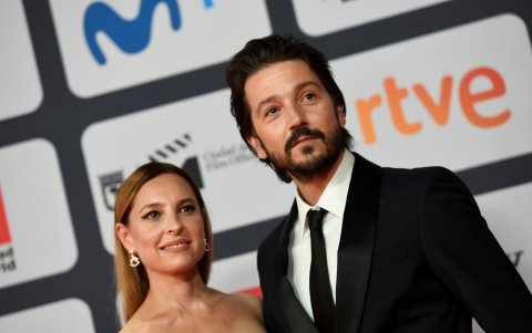 Diego Luna llegó en compañía de su pareja, la actriz Marina de Tavira .