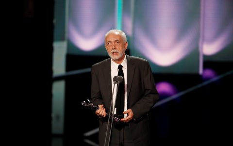Fernando Trueba recoge el premio a la Mejor Dirección por 'El olvido que seremos'.