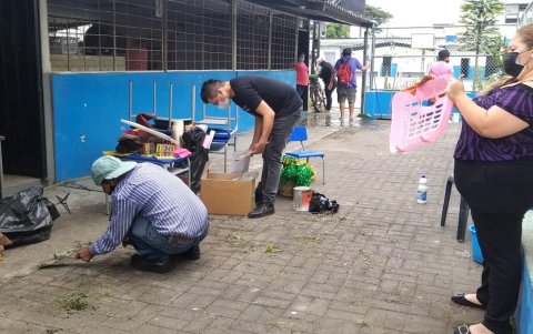 Padres de familia apoyan la limpieza de la parte interna de los planteles. Señalan que la empresa recolectora de basura y la comunidad deben velar por los exteriores de estos.