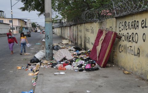 Los exteriores de la escuela José María Lequerica, en el Guasmo Sur, siempre están rodeados de basura.