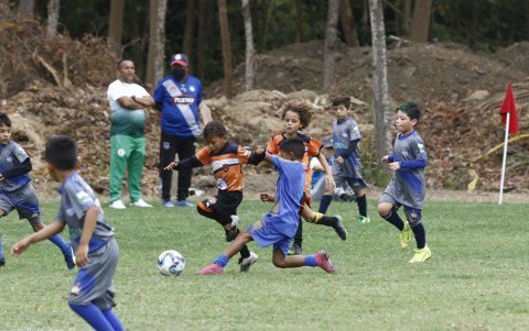 Thiago (d) durante el partido de Emelec y Jorge Herrera.