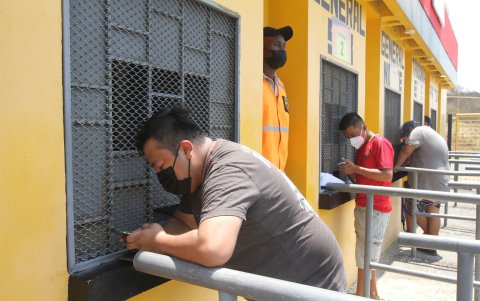 Los aficionados compraron las entradas para el partido entre Ecuador y Bolivia, en las boleterías del Monumental. En la fila se encontraron hinchas que viajaron desde diferentes ciudades del país.