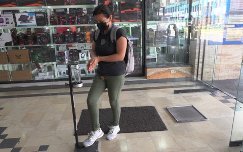 Responsabilidad. En otros sitios, la responsabilidad queda en la ciudadanía el desinfectarse antes o al salir del local.