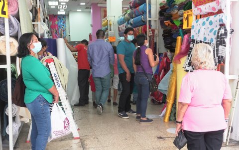 Hay establecimientos en el centro de la ciudad donde no hay un control interno en el aforo y distanciamiento de usuarios.