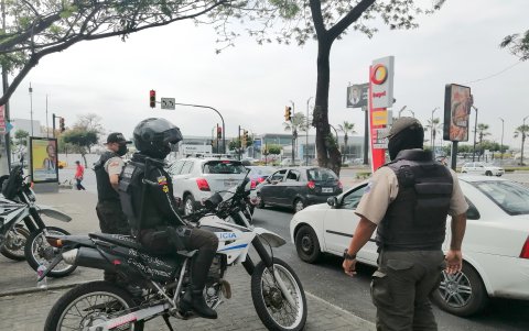 Agentes de la Policía Nacional realizó un operativo en las avenidas Isidro Ayora y de Las Américas, pero quienes limpian parabrisas se fueron a otros sectores.