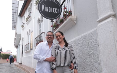 La pareja que reabrió La Vinoteca, para regresarle el brillo al barrio.