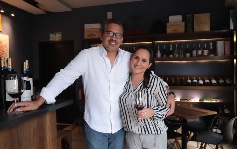 La Vinoteca está situada en la calle Numa Pompilio Llona del barrio Las Penas.