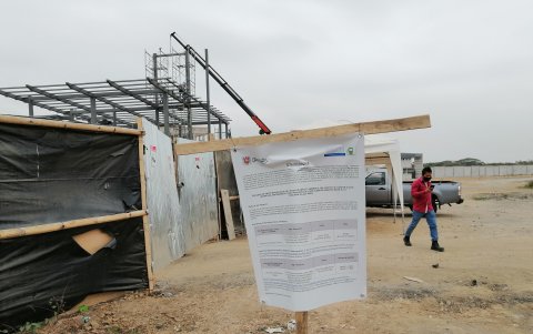 A la entrada de la edificación de la gasolinera se muestra que la obra cuenta con los permisos.