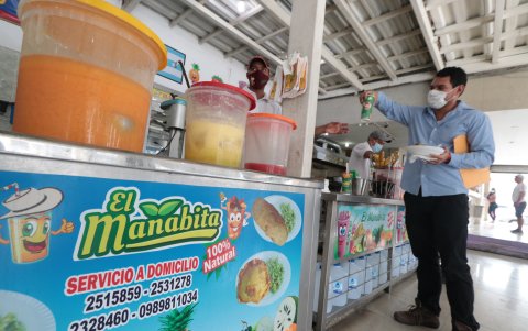 Diversidad. El Manabita también endulza a la clientela con una variedad de bebidas.