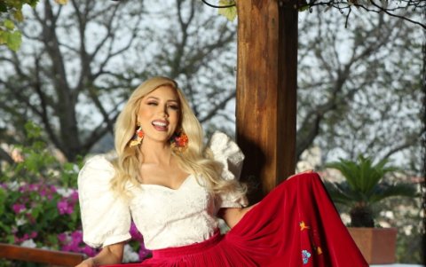 La artista alista una nueva producción en la que predominarán los albazos.