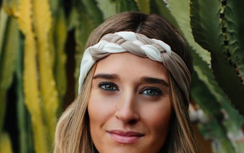 Peinado con un cinttillo.