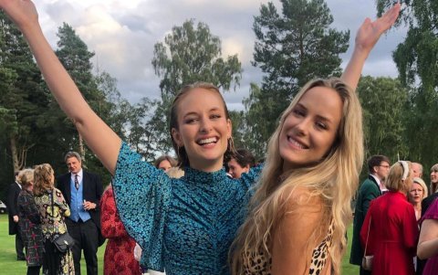 Las hermanas Chloe (izquierda) y Hum Fleming