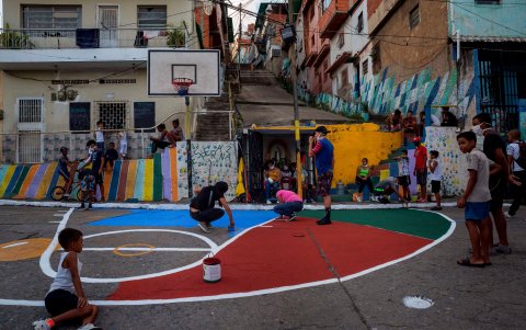 Los chicos ayudan a cambiar este lugar, que hace dos meses era escenario de una batalla campal.