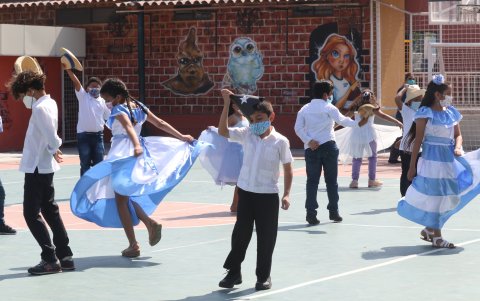 Los estudiantes bailaron al son de la melodía 'Guayaquileño madera de guerrero', durante el homenaje a la ciudad.
