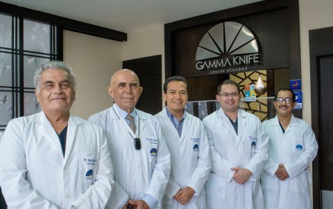 Los servicios y equipos neuroquirúrgicos del centro están a cargo de un grupo de destacados neurocirujanos y físicos médicos de reconocida prestancia.