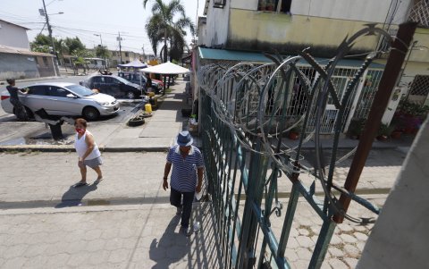 Todas las peatonales de Mucho Lote 1 están cerradas no solo con rejas sino alambres de púas.