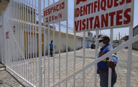 Evaristo Calderón brinda seguridad en una de las calles de Samanes 4, donde colocaron rejas hace 12 años.