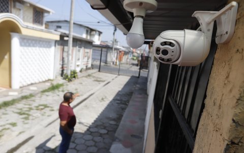 Cámaras. Encerrado, con cámaras y con rejas, así vive Vicente Zavala y sus vecinos, en la cuarta etapa de Mucho Lote 1.